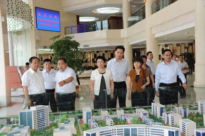 省市統(tǒng)戰(zhàn)部及工商聯(lián)考察調(diào)研組考察蘭州新區(qū)“亞太伊士頓電梯廠”等項目