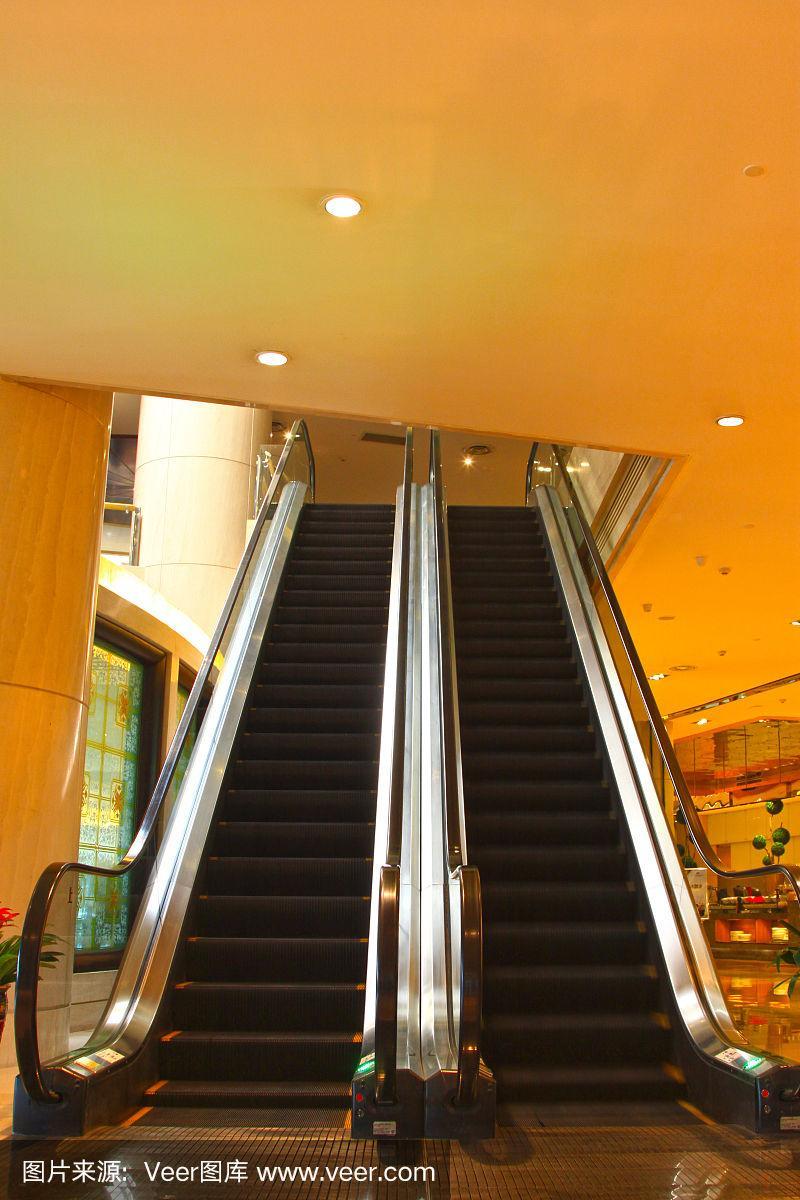 酒店大堂的現代自動扶梯,照片的特寫.