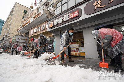 黃石港區財政局黨員干部破冰除雪勇當先