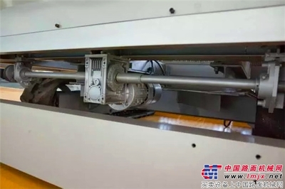 人行道鋪磚神器--群峰新型路面鋪磚機-磚機-群峰智能-工程機械動態(tài)-中國路面機械網(wǎng)