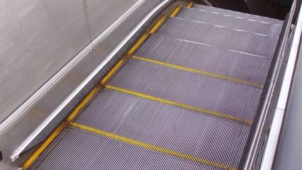 自動扶梯兩側的刷毛到底有什么用?能回答的請舉手