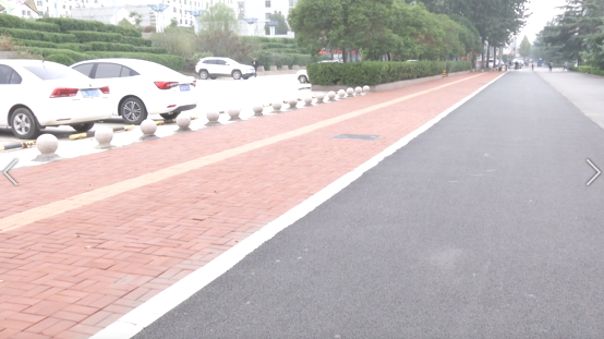 人行道地磚坑洼 過往行人盼修復