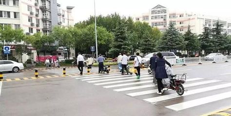 電動車又出新規,騎行路過斑馬線需要下車推行,合理嗎?